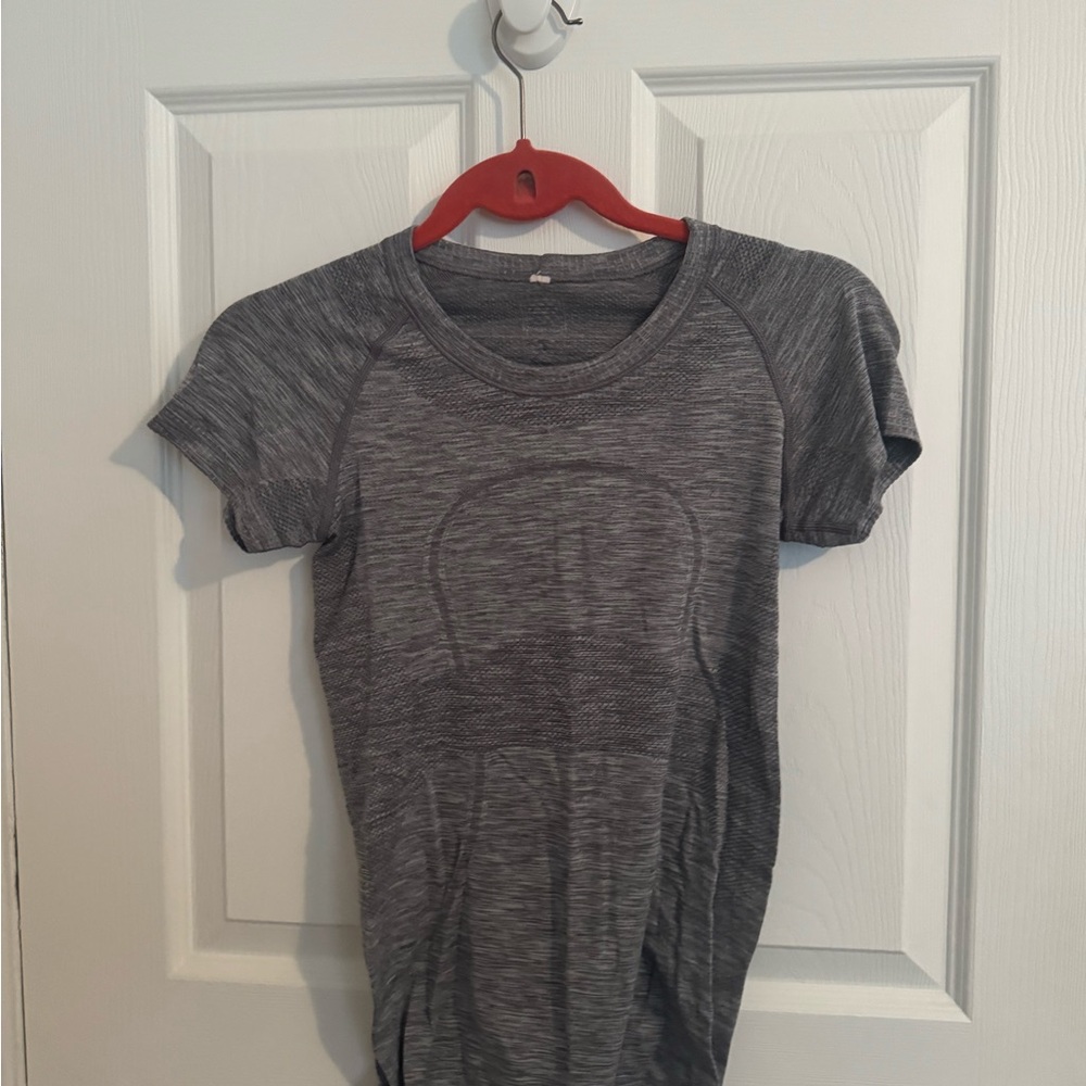 lululemon athletica Heathered Gray Short Sleeve Tee